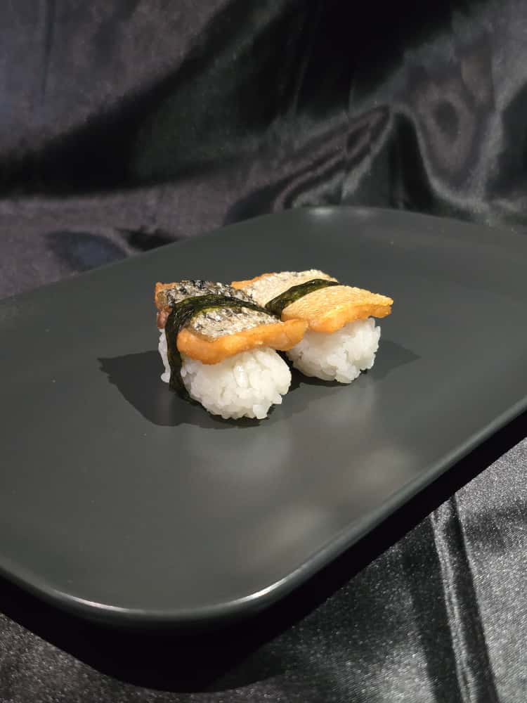 Nigiri de salmon skin